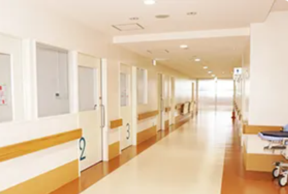 《車通勤OK★保育所併設あり★送迎バスあり》病院で介護業務を行っていただきます！子育て中の方も働きやすい環境が整っています♪